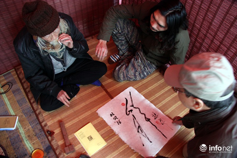 Nhộn nhịp phố chữ Xuân Bính Thân giữa lòng Thủ đô - ảnh 8