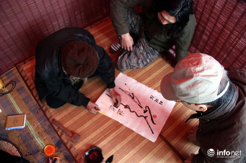 Nhộn nhịp phố chữ Xuân Bính Thân giữa lòng Thủ đô - ảnh 1