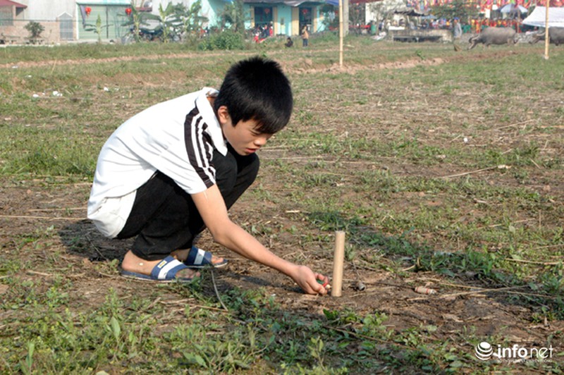 Trẻ nhỏ đua nhau nhặt, đốt pháo
