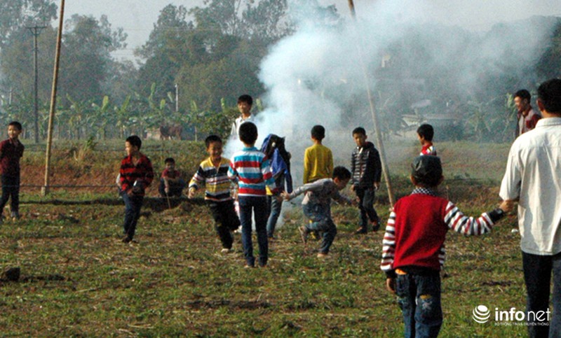 Trẻ nhỏ đua nhau nhặt, đốt pháo