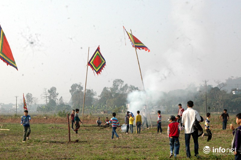 Trẻ nhỏ đua nhau nhặt, đốt pháo