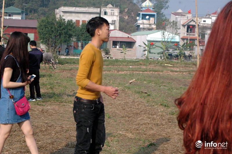 Trẻ nhỏ đua nhau nhặt, đốt pháo