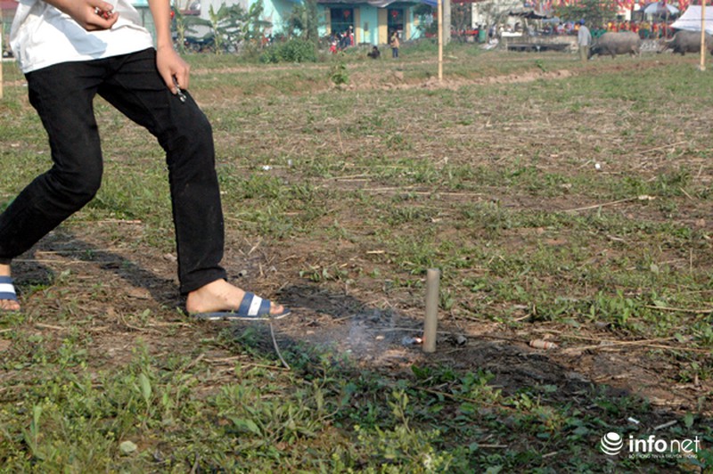 Trẻ nhỏ đua nhau nhặt, đốt pháo
