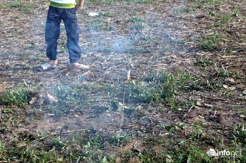 Trẻ nhỏ đua nhau nhặt, đốt pháo