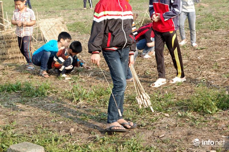 Trẻ nhỏ đua nhau nhặt, đốt pháo