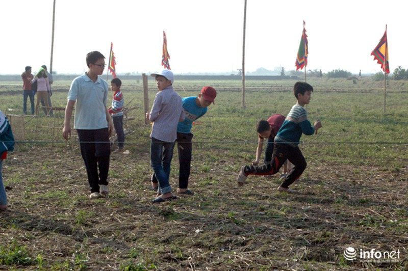 Trẻ nhỏ đua nhau nhặt, đốt pháo