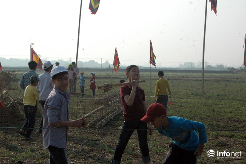 Trẻ nhỏ đua nhau nhặt, đốt pháo