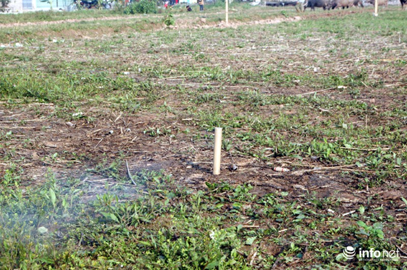 Trẻ nhỏ đua nhau nhặt, đốt pháo