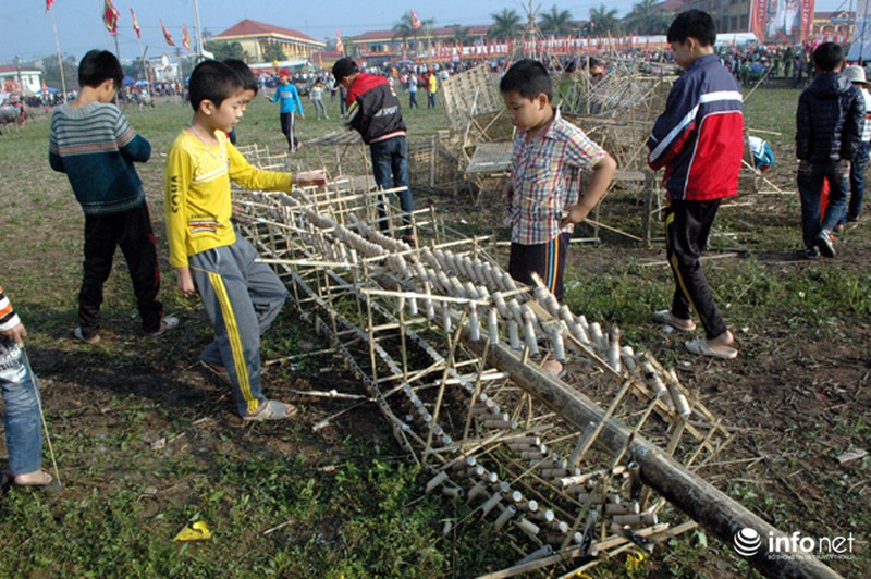 Trẻ nhỏ đua nhau nhặt, đốt pháo