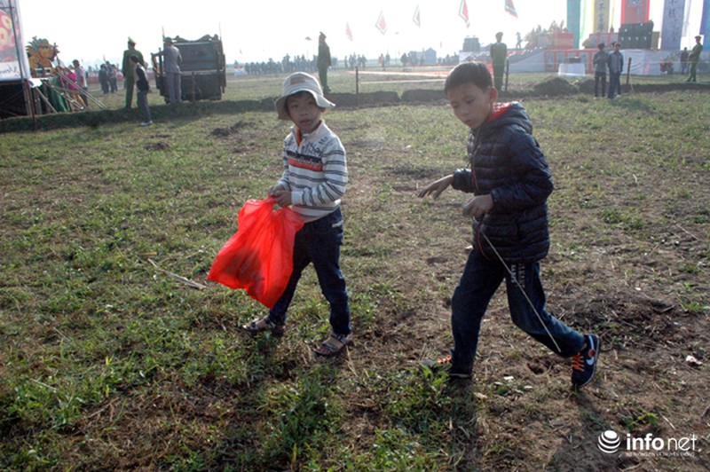 Trẻ nhỏ đua nhau nhặt, đốt pháo