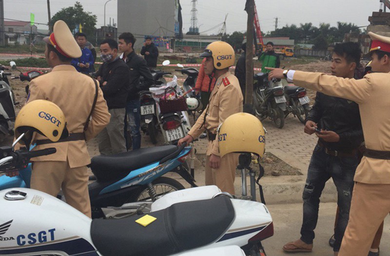 Hàng loạt thanh niên Hà Nội không đội MBH bị xử lý - ảnh 3