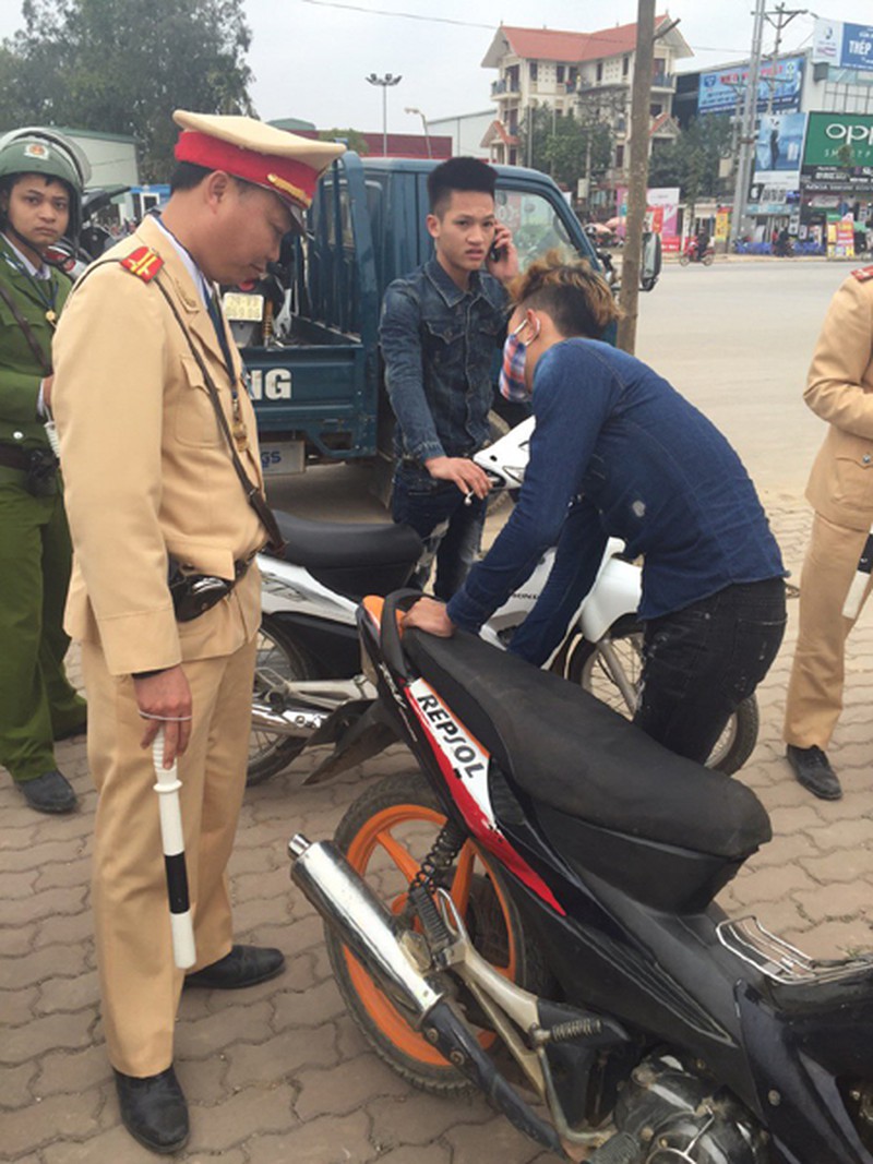 Hàng loạt thanh niên Hà Nội không đội MBH bị xử lý - ảnh 4