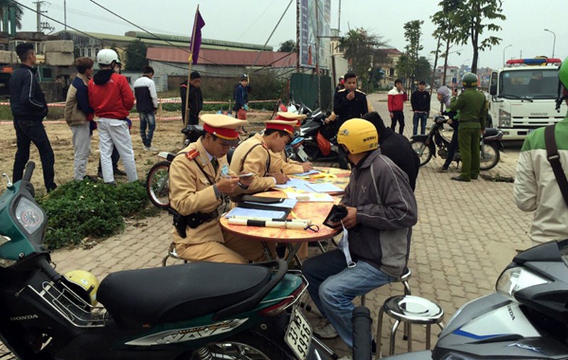 Hàng loạt thanh niên Hà Nội không đội MBH bị xử lý - ảnh 7