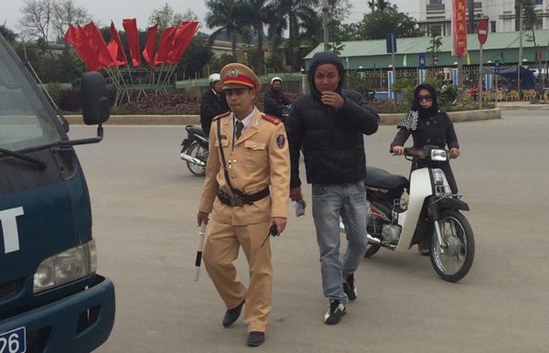 Hàng loạt thanh niên Hà Nội không đội MBH bị xử lý - ảnh 8