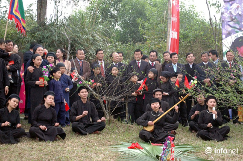 Chủ tịch nước tham gia trò chơi ném còn cùng đồng bào dân tộc Tày ở Thủ đô - ảnh 1