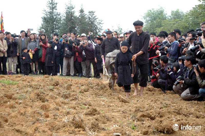 Chủ tịch nước tham gia trò chơi ném còn cùng đồng bào dân tộc Tày ở Thủ đô - ảnh 3