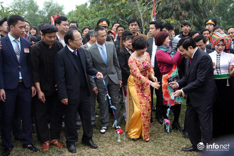 Chủ tịch nước tham gia trò chơi ném còn cùng đồng bào dân tộc Tày ở Thủ đô - ảnh 5