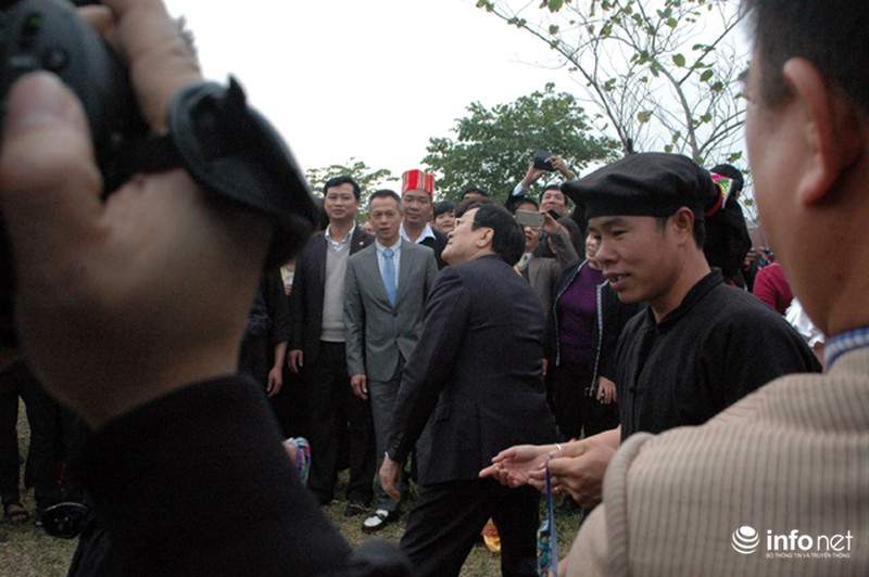 Chủ tịch nước tham gia trò chơi ném còn cùng đồng bào dân tộc Tày ở Thủ đô - ảnh 6