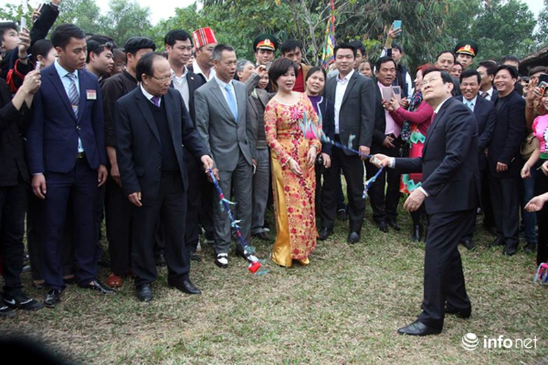 Chủ tịch nước tham gia trò chơi ném còn cùng đồng bào dân tộc Tày ở Thủ đô - ảnh 8