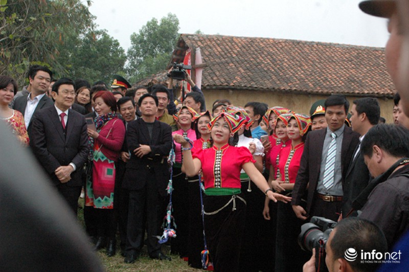 Chủ tịch nước tham gia trò chơi ném còn cùng đồng bào dân tộc Tày ở Thủ đô - ảnh 9