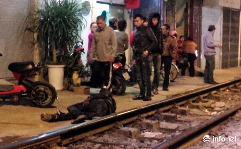 Nam thanh niên ngồi trên đường ray bị đoàn tàu hất văng hơn 10m - ảnh 1