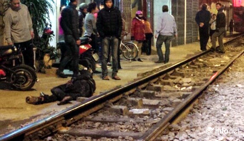 Nam thanh niên ngồi trên đường ray bị đoàn tàu hất văng hơn 10m - ảnh 3