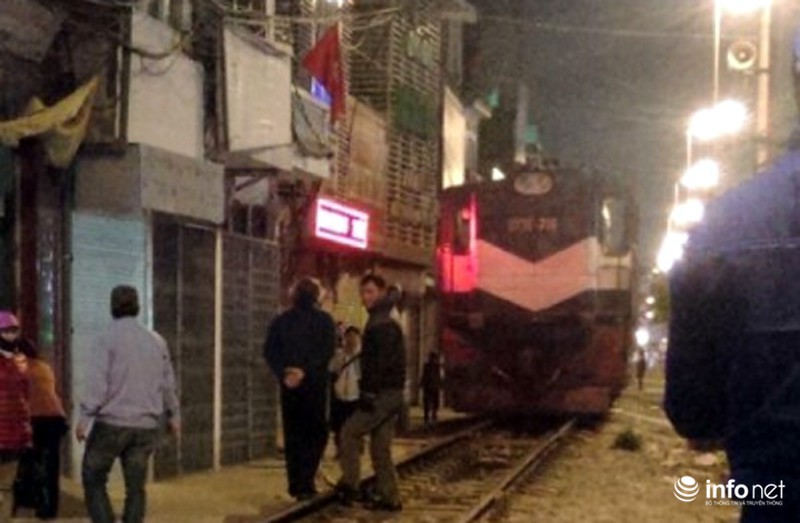 Nam thanh niên ngồi trên đường ray bị đoàn tàu hất văng hơn 10m - ảnh 4