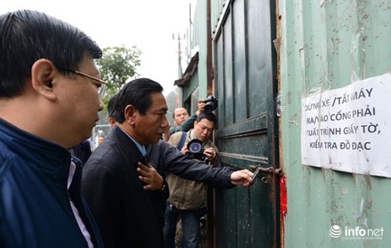 3 thanh tra, 30 công nhân cưỡng chế tòa nhà 8B Lê Trực - ảnh 4