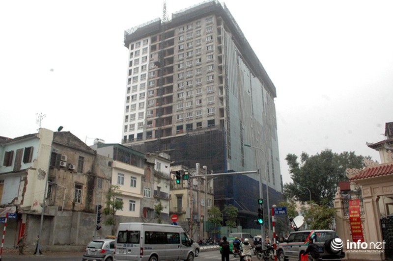 Cưỡng chế nhà 8B Lê Trực, gần 100 PV báo chí đứng ngoài - ảnh 1