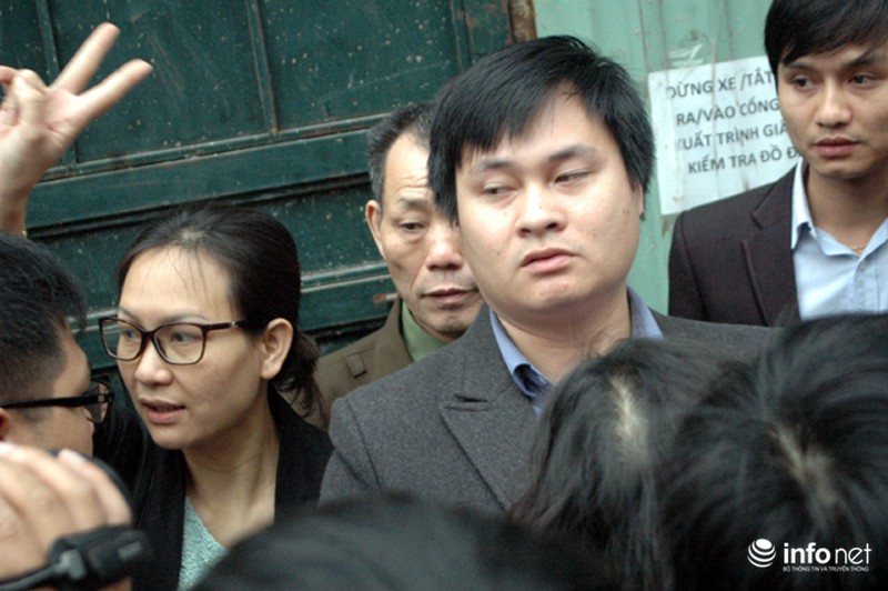 Cưỡng chế nhà 8B Lê Trực, gần 100 PV báo chí đứng ngoài - ảnh 11