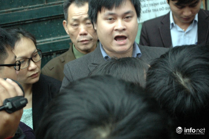 Cưỡng chế nhà 8B Lê Trực, gần 100 PV báo chí đứng ngoài - ảnh 12