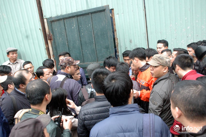 Cưỡng chế nhà 8B Lê Trực, gần 100 PV báo chí đứng ngoài - ảnh 13