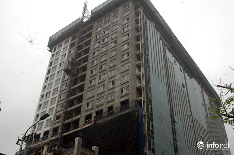 Cưỡng chế nhà 8B Lê Trực, gần 100 PV báo chí đứng ngoài - ảnh 2