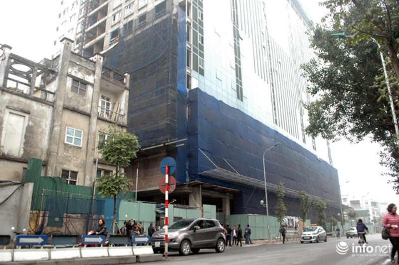 Cưỡng chế nhà 8B Lê Trực, gần 100 PV báo chí đứng ngoài - ảnh 3