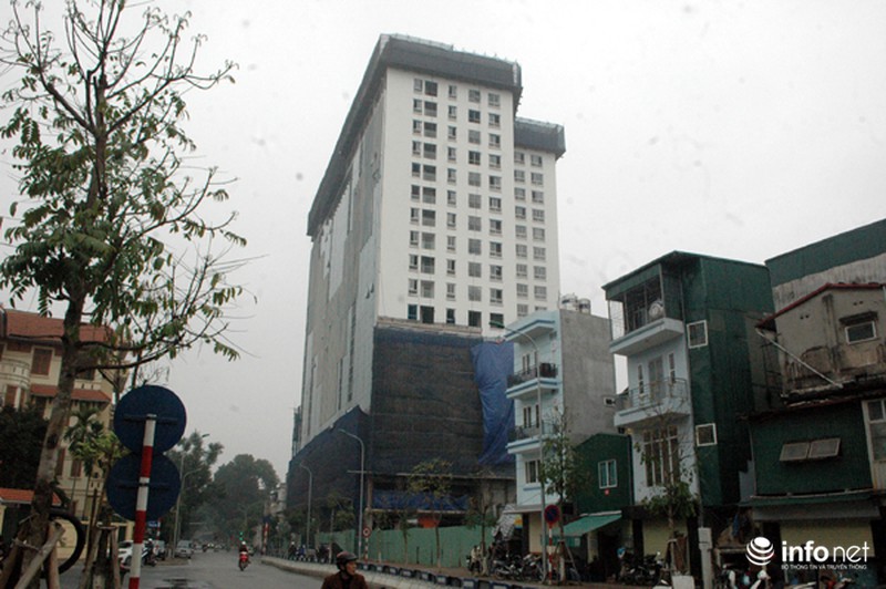 Cưỡng chế nhà 8B Lê Trực, gần 100 PV báo chí đứng ngoài - ảnh 5