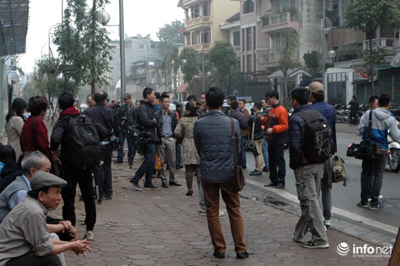 Cưỡng chế nhà 8B Lê Trực, gần 100 PV báo chí đứng ngoài - ảnh 7