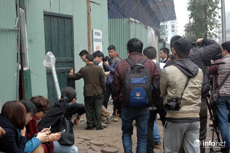 Cưỡng chế nhà 8B Lê Trực, gần 100 PV báo chí đứng ngoài - ảnh 9