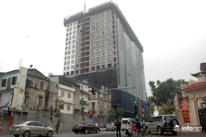 3 thanh tra, 30 công nhân cưỡng chế tòa nhà 8B Lê Trực - ảnh 3