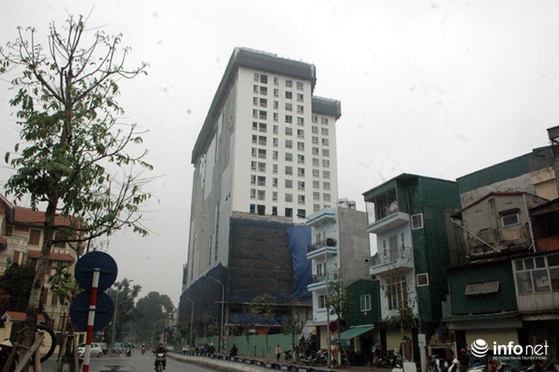 3 thanh tra, 30 công nhân cưỡng chế tòa nhà 8B Lê Trực - ảnh 1