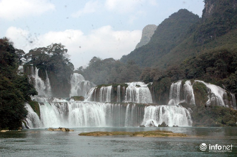 Vẻ đẹp hùng vĩ của thác Bản Giốc - ảnh 1