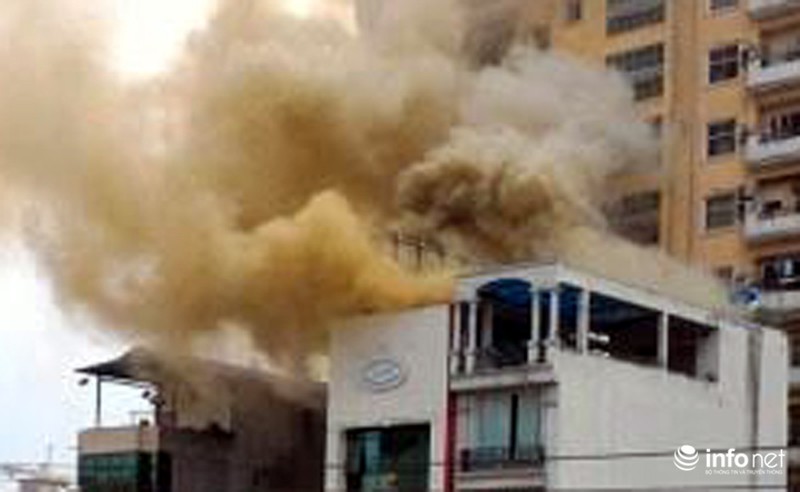 Quán ăn nhanh bùng cháy khiến người dân hốt hoảng tháo chạy - ảnh 1