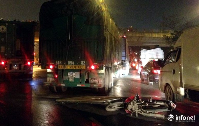 Tránh xe tải lùi, người phụ nữ bị xe container kéo vào gầm, tử vong - ảnh 1