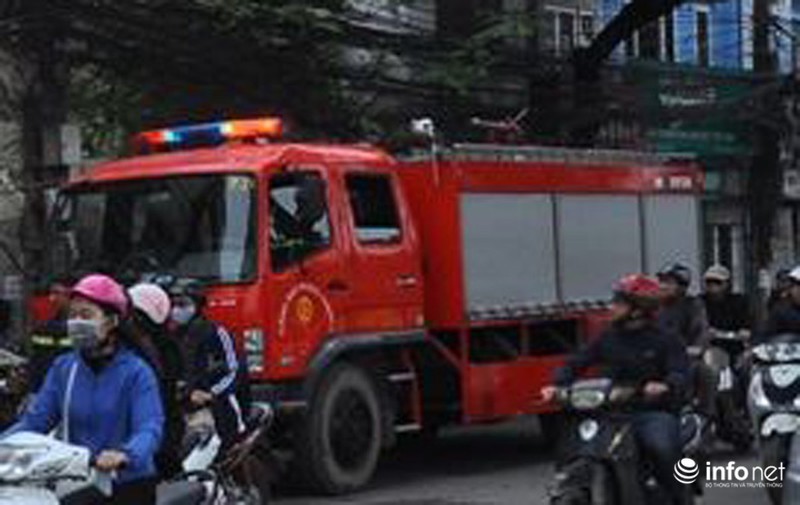 Khói và lửa bùng phát nghi ngút ở một ngôi nhà trong ngõ ở Thủ đô - ảnh 6