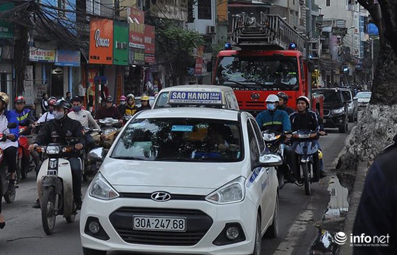 Khói và lửa bùng phát nghi ngút ở một ngôi nhà trong ngõ ở Thủ đô - ảnh 5