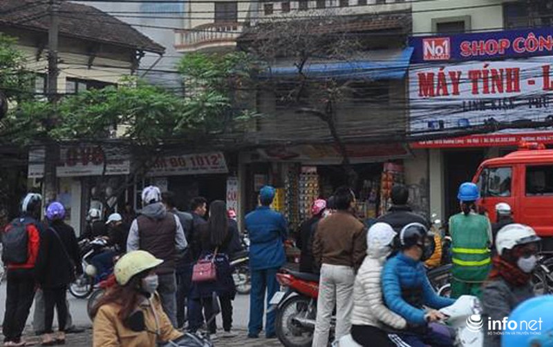 Khói và lửa bùng phát nghi ngút ở một ngôi nhà trong ngõ ở Thủ đô - ảnh 4