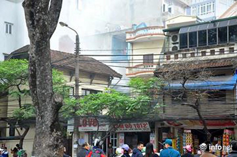 Khói và lửa bùng phát nghi ngút ở một ngôi nhà trong ngõ ở Thủ đô - ảnh 1