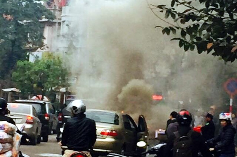 Xế hộp bốc cháy dữ dội giữa đường phố Hà Nội - ảnh 2