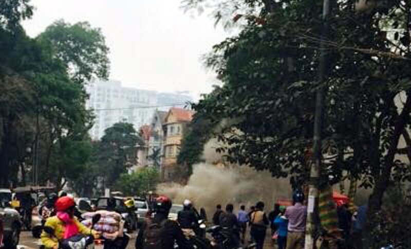 Xế hộp bốc cháy dữ dội giữa đường phố Hà Nội - ảnh 4