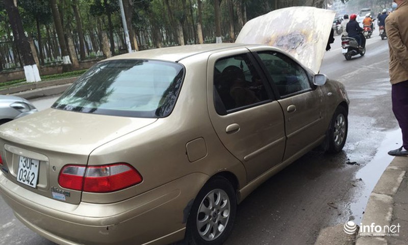 Xế hộp bốc cháy dữ dội giữa đường phố Hà Nội - ảnh 5