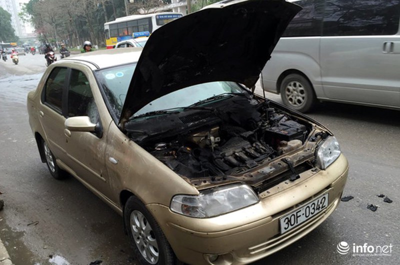 Xế hộp bốc cháy dữ dội giữa đường phố Hà Nội - ảnh 1